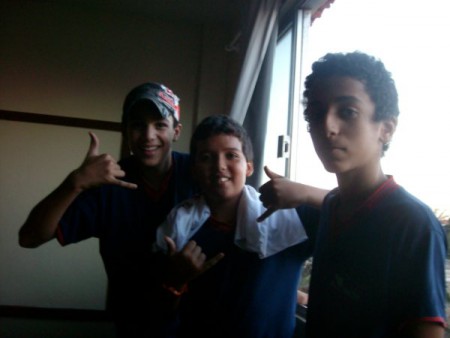 Os três estavam olhando as garotas dançarem...